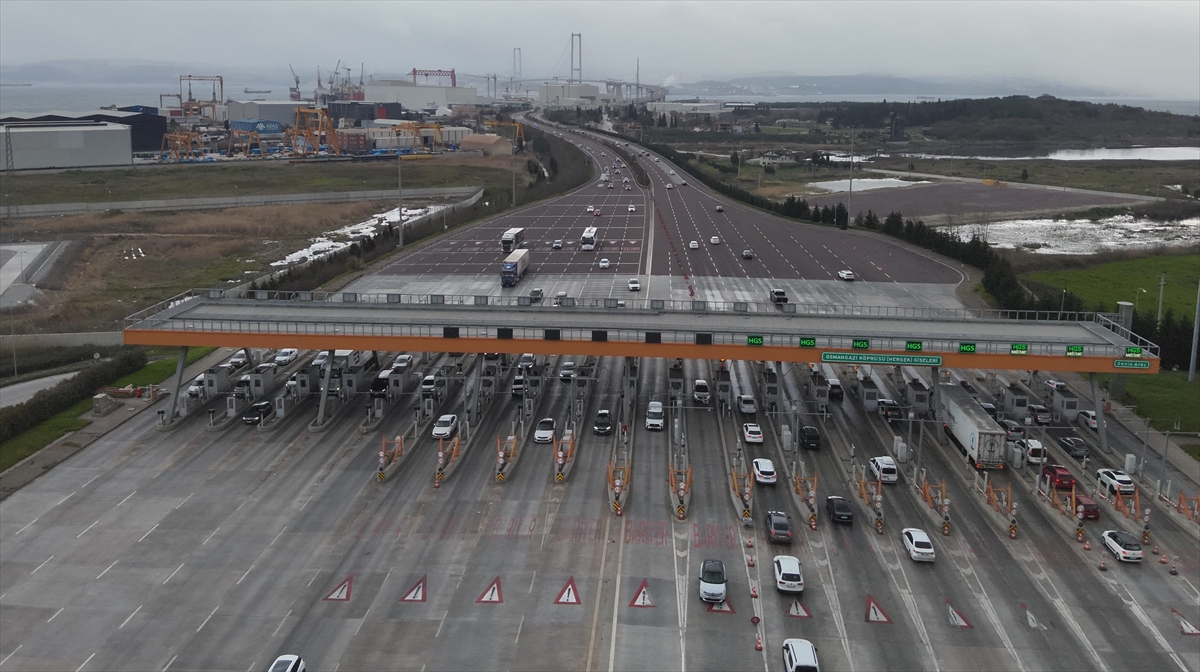 Bayram döneminde otoyol ve köprülerden 12,3 milyon araç geçti Bayram döneminde otoyol ve köprülerden 12,3 milyon araç geçti