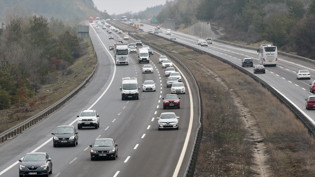 Bayram tatilinden dönenler Anadolu Otoyolu’nda akıcı yoğunluk oluşturuyor