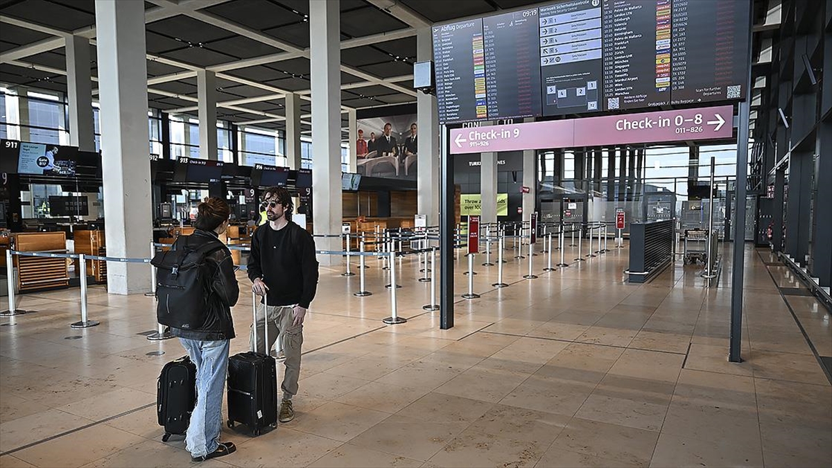 Berlin-Brandenburg Havalimanı’nda grev nedeniyle 57 bin yolcu mağdur oldu