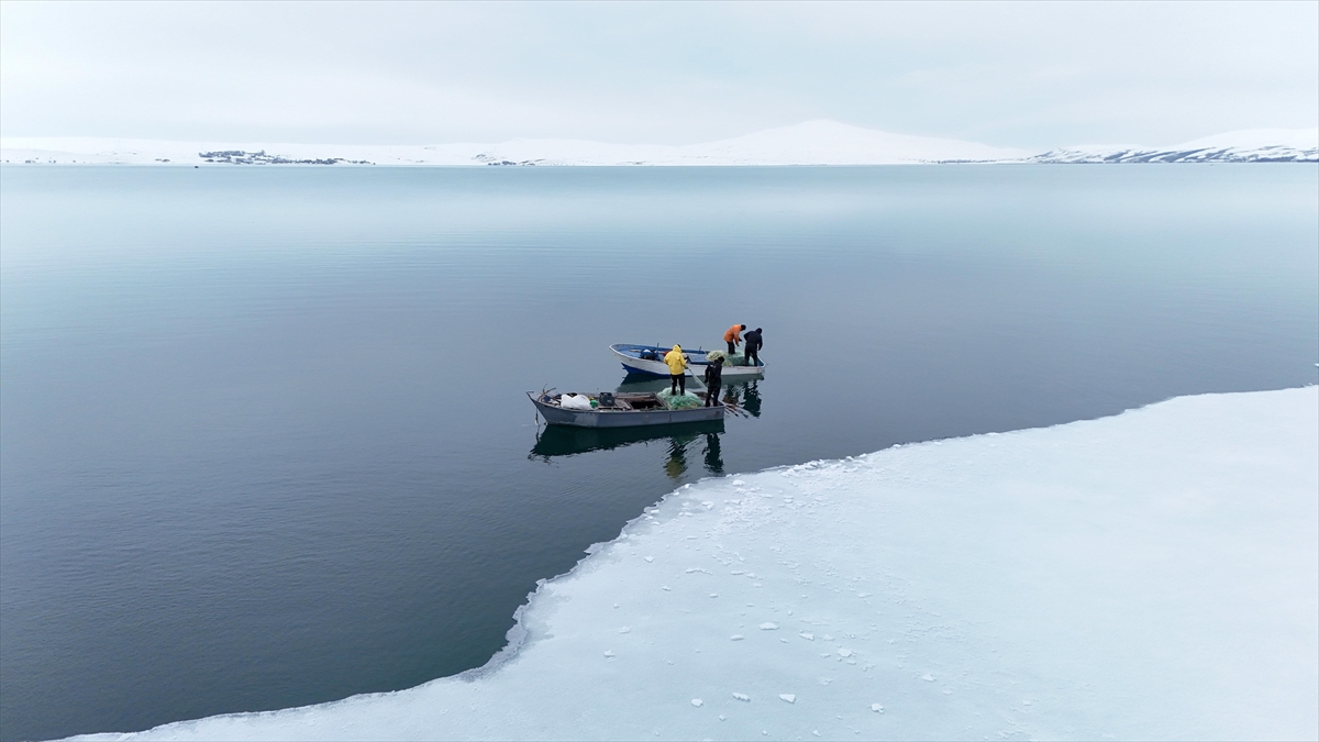 Bitlis’te Nazik Gölü’nde buzlar kısmen çözüldü
