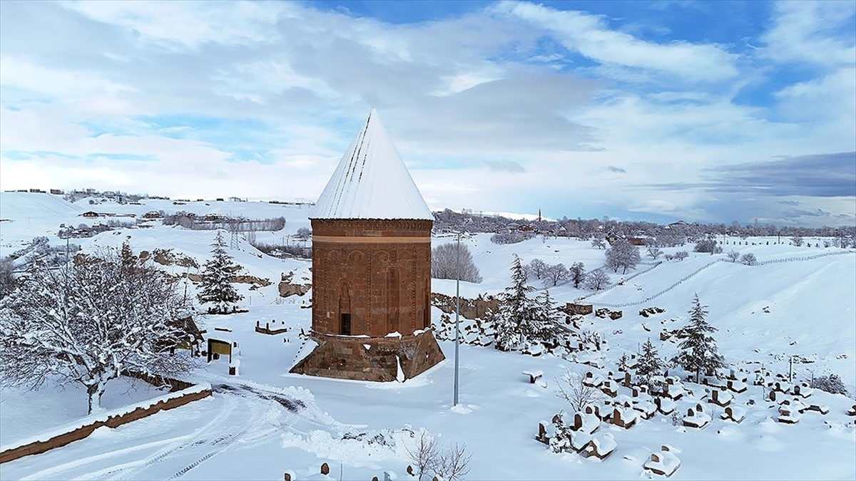 Bitlis’te tarihi yapılar karla kaplandı Bitlis’te tarihi yapılar karla kaplandı