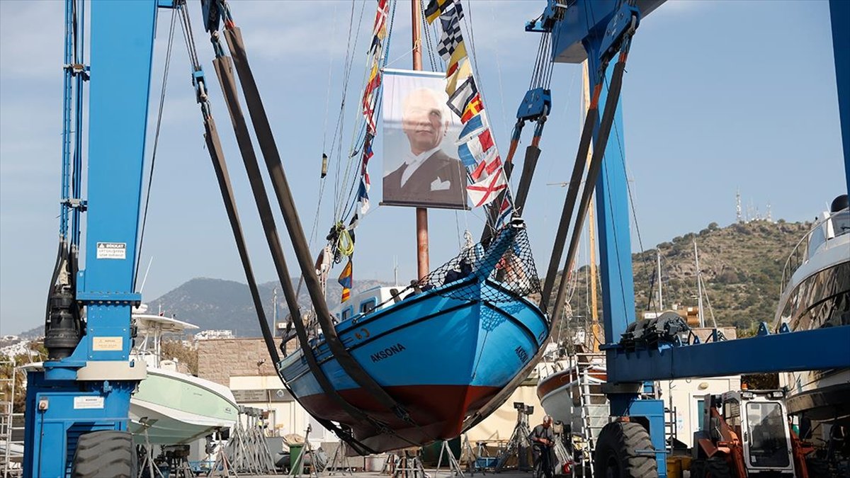 Bodrum’un son sünger avcısı “Aksona Mehmet” 64 yıllık teknesini denize indirdi