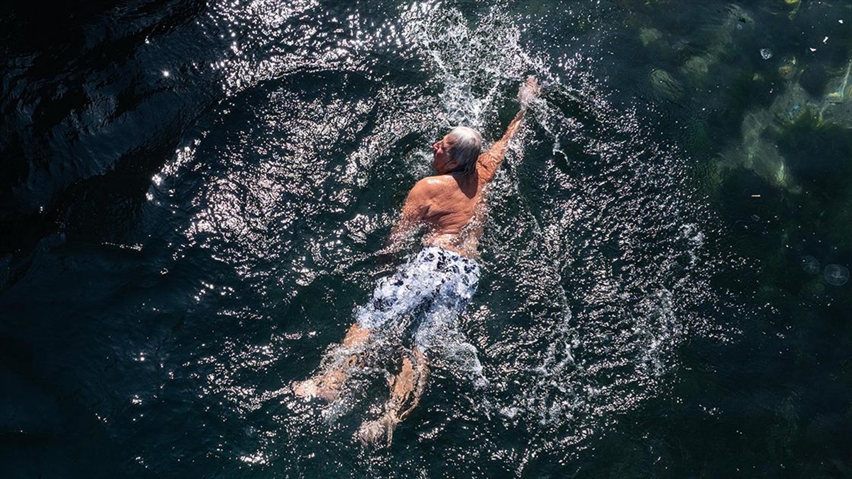 Boğaz’da yaz kış yüzen 78 yaşındaki huzurevi sakini sağlığıyla dikkati çekiyor