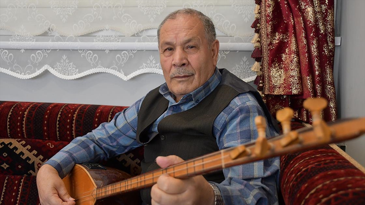 Bozlak ustası Muharrem Ertaş’ın sözüyle eline aldığı bağlamayı 53 yıldır bırakmıyor