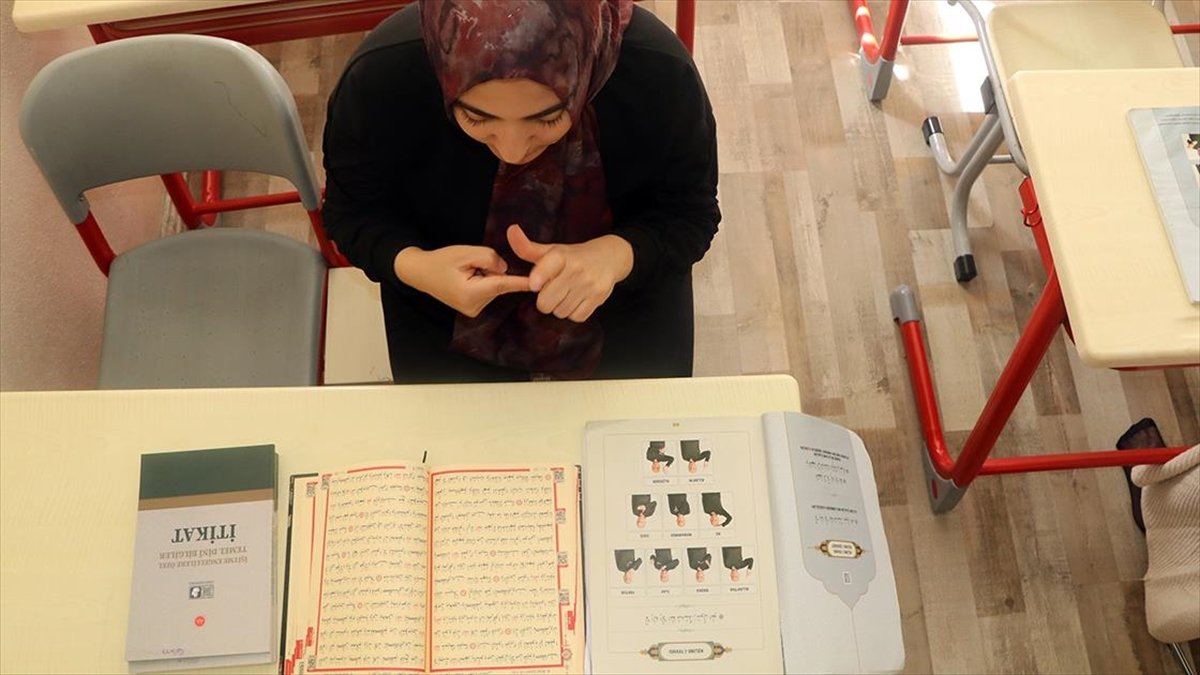 Çankırı’da işitme engelli kadınlar işaret diliyle Kur’an-ı Kerim öğreniyor