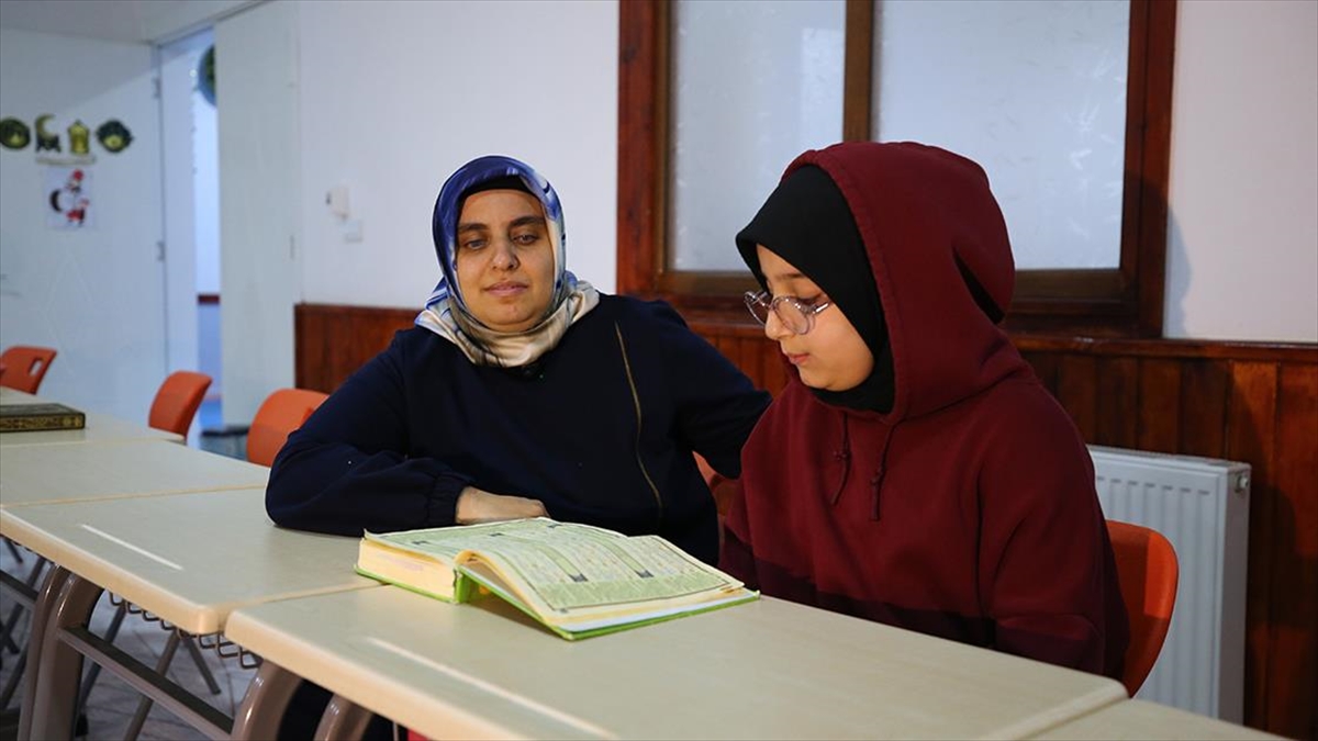 Çevresini silüet olarak gören kadın, yediden yetmişe Kur’an-ı Kerim öğretiyor