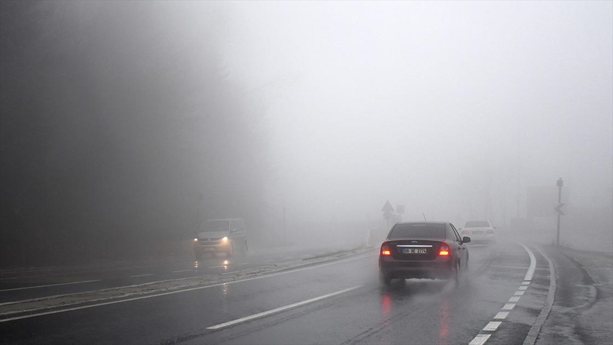 D-100 kara yolunun Bolu Dağı geçişinde sis etkili oldu D-100 kara yolunun Bolu Dağı geçişinde sis etkili oldu