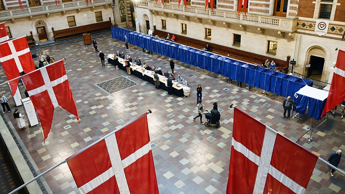 Danimarka halkı genel seçim için sandık başında