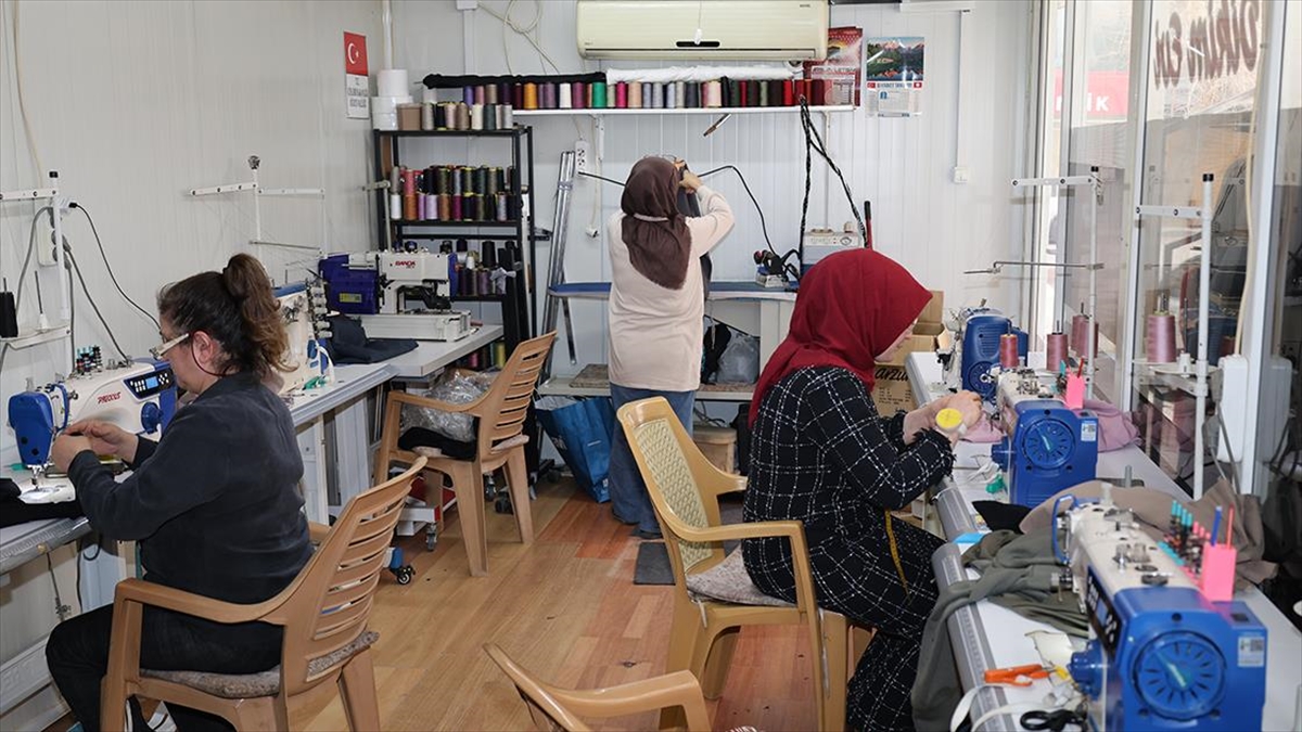 Depremzede kadın, konteynerde kurduğu dikimevini KOSGEB desteğiyle büyüttü