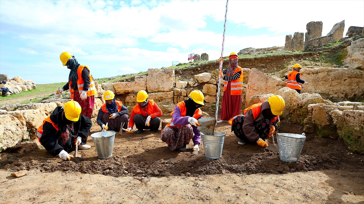Diyarbakır’da kadınlar 3 bin yıllık Zerzevan Kalesi’nde tarihin izini sürüyor