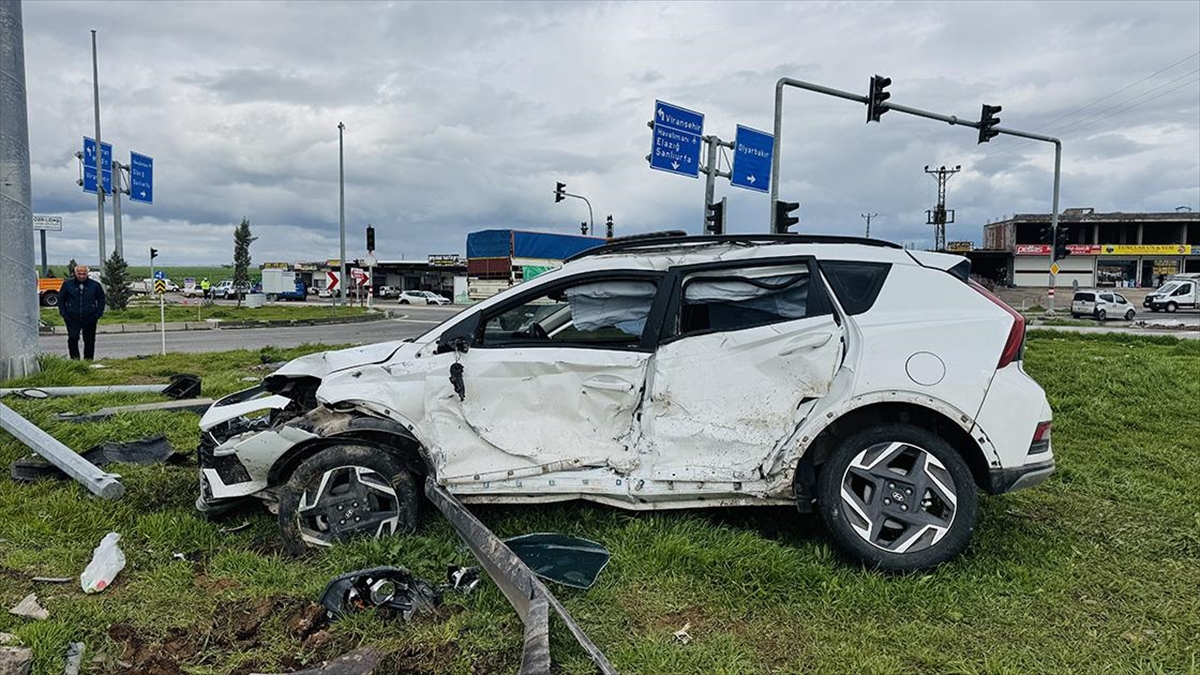 Diyarbakır’da okul servisi ile otomobilin çarpışması sonucu 15 kişi yaralandı