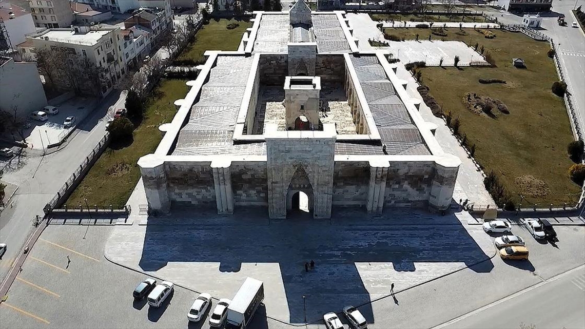 Dizi ve film yapımcılarının ilgisi tarihi Sultanhanı Kervansarayı’nın tanıtımına katkı sağlayacak Dizi ve film yapımcılarının ilgisi tarihi Sultanhanı Kervansarayı’nın tanıtımına katkı sağlayacak