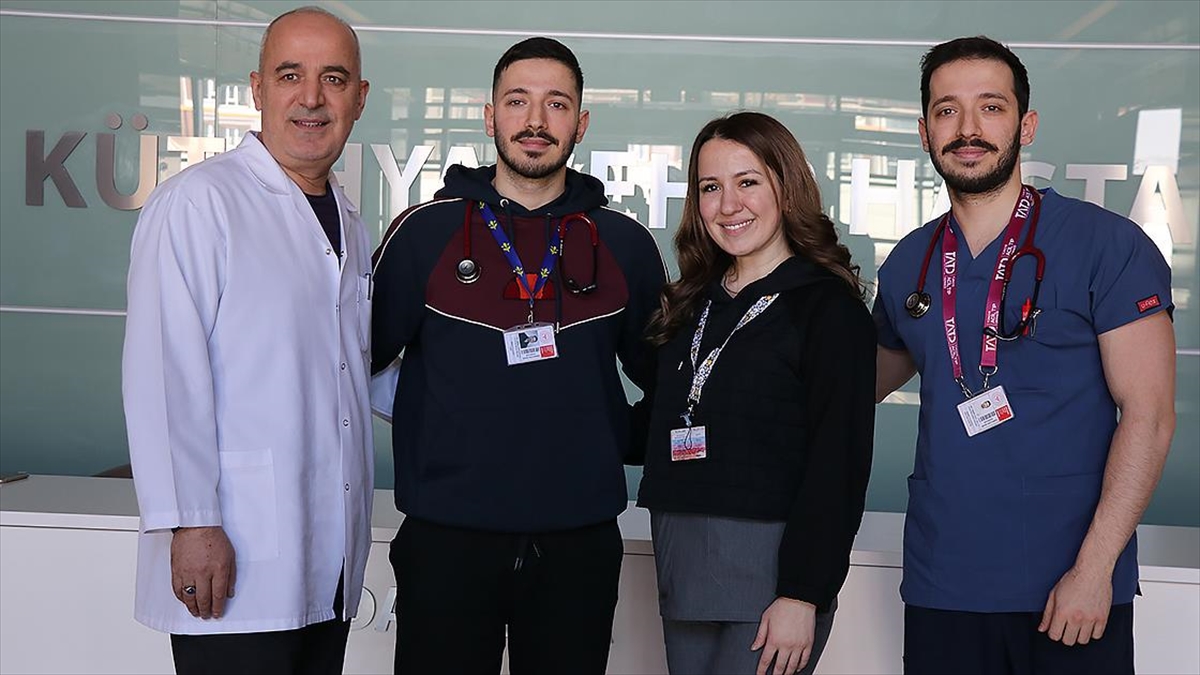 Doktor üç kardeş, babalarıyla aynı hastanede görev yapıyor