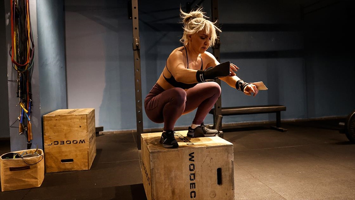 Dövüş sporlarının “madalya avcısı” Tebaa Onar, crossfit branşında da başarıya doymuyor