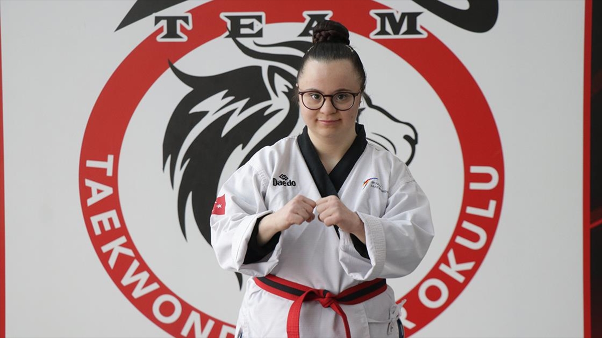 Down sendromlu tekvandocu Büşra Yolun, şampiyonluklar istiyor