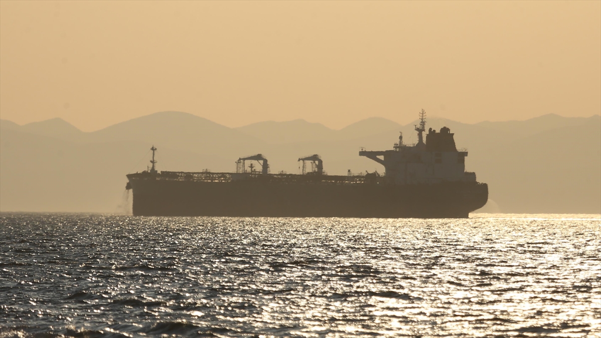 Dünyadaki petrol talebinin yüzde 70’i stratejik boğazlardan taşınıyor Dünyadaki petrol talebinin yüzde 70’i stratejik boğazlardan taşınıyor