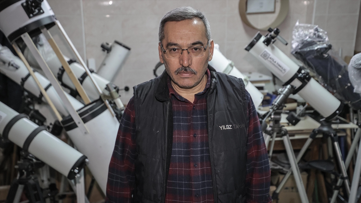 Emekli öğretmen 20 yıldır ince hesaplamalar ve zorlu el işçiliği isteyen teleskopları üretiyor