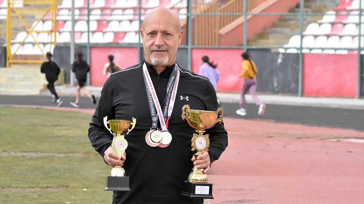 Emekli olduktan sonra başladığı atletizmde başarıdan başarıya koşuyor