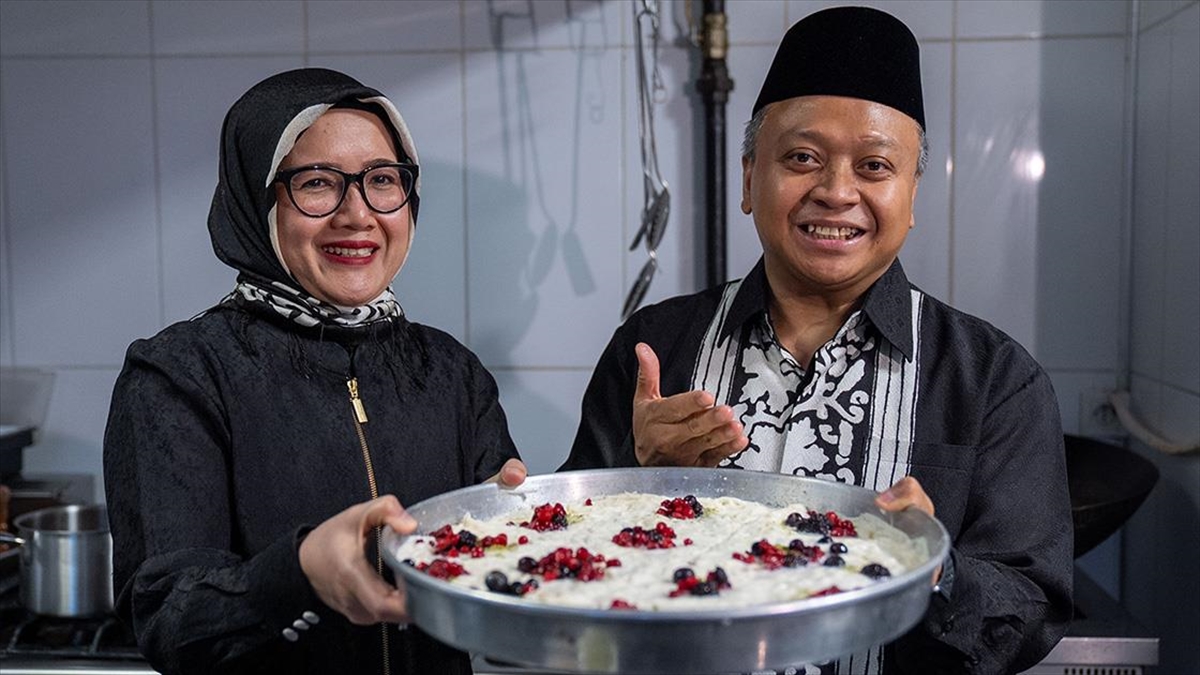 Endonezya’nın Ankara Büyükelçisi, iftar sofralarını süsleyen “güllaç”ı ve ülkesinin “kolak” tatlısını hazırladı