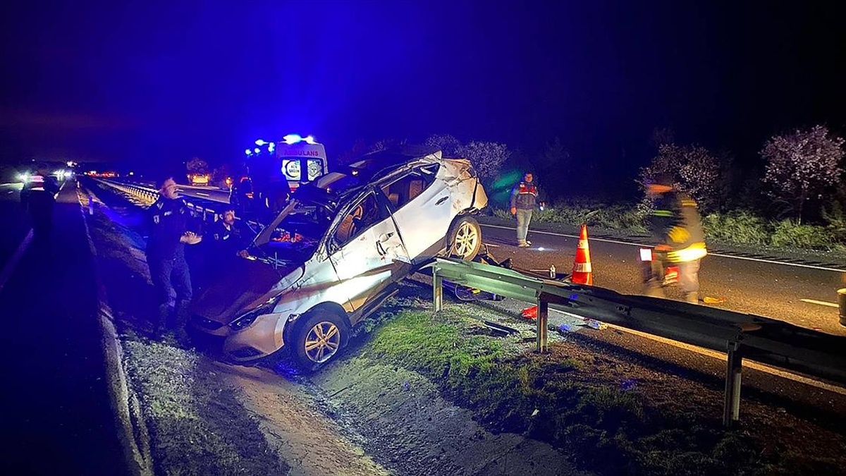 Eskişehir’de otomobilin SUV tipi araçla çarpıştığı kazada 2 kişi öldü, 4 kişi yaralandı Eskişehir’de otomobilin SUV tipi araçla çarpıştığı kazada 2 kişi öldü, 4 kişi yaralandı