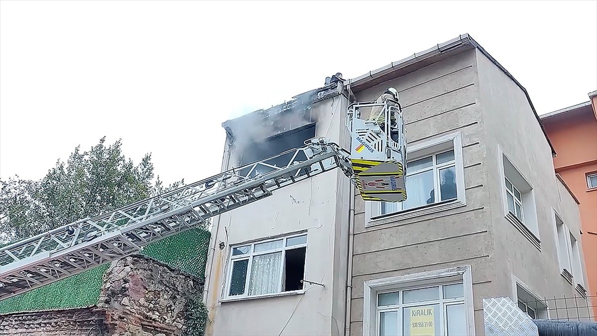 Fatih’te apartmanda çıkan yangında 1 kişi öldü, 5 kişi yaralandı
