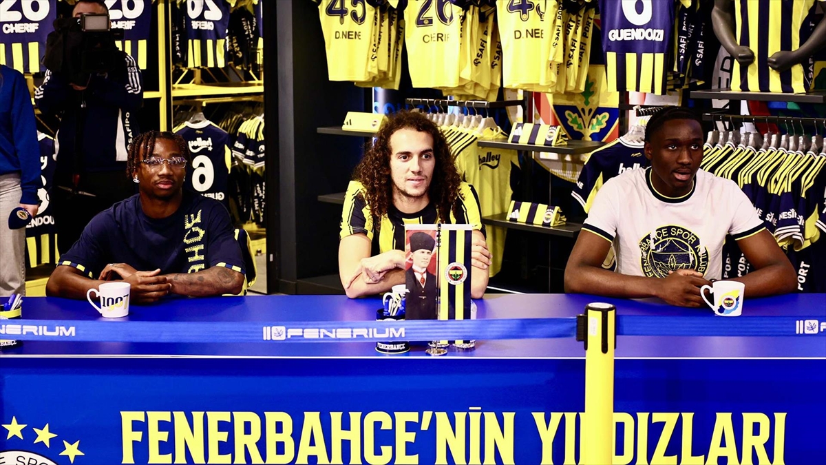 Fenerbahçeli futbolcular Guendouzi, Nene ve Cherif, taraftarlarla buluştu