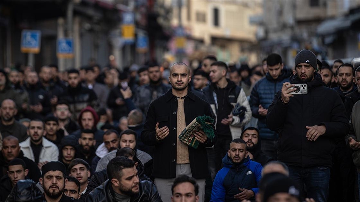 Filistinliler, bayram namazını İsrail’in kısıtlamaları nedeniyle kapatılan Mescid-i Aksa çevresinde kıldı