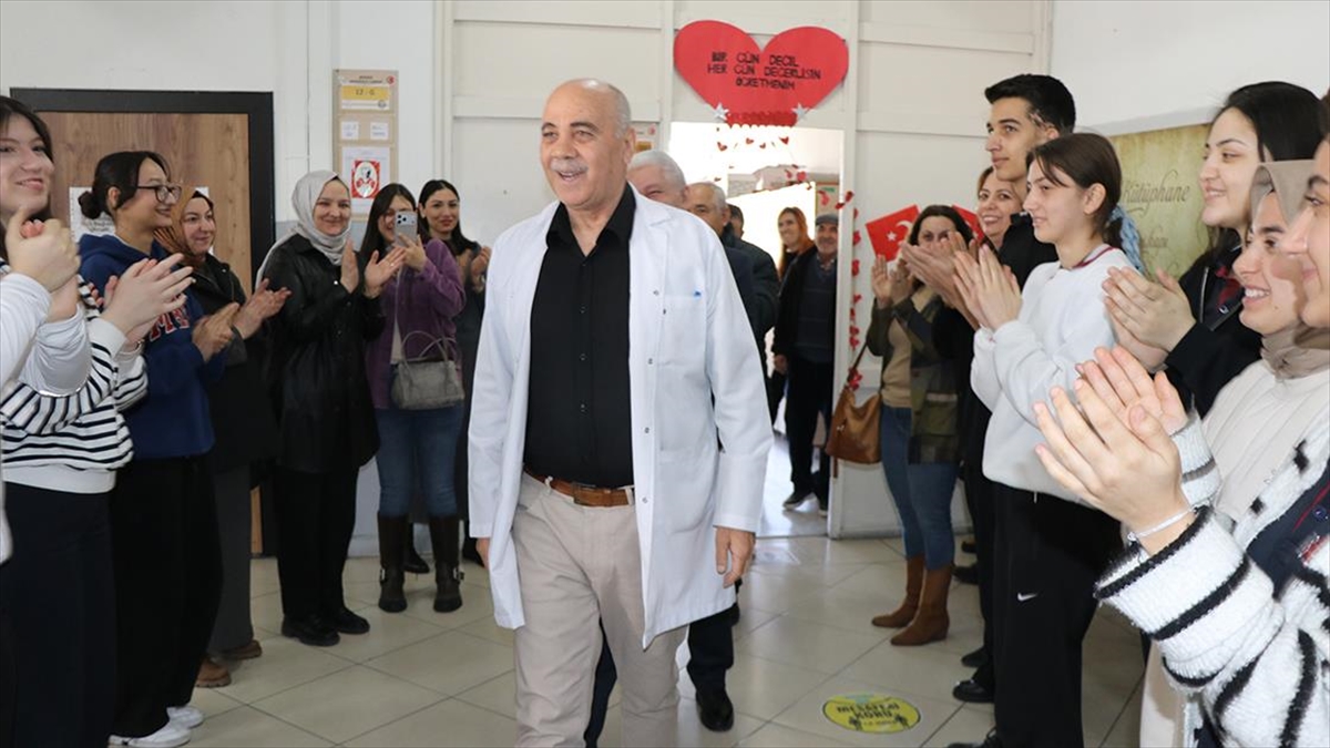 Fizik öğretmeni 37 yıl önce mesleğe başladığı okuldan sürpriz veda töreniyle emekli oldu