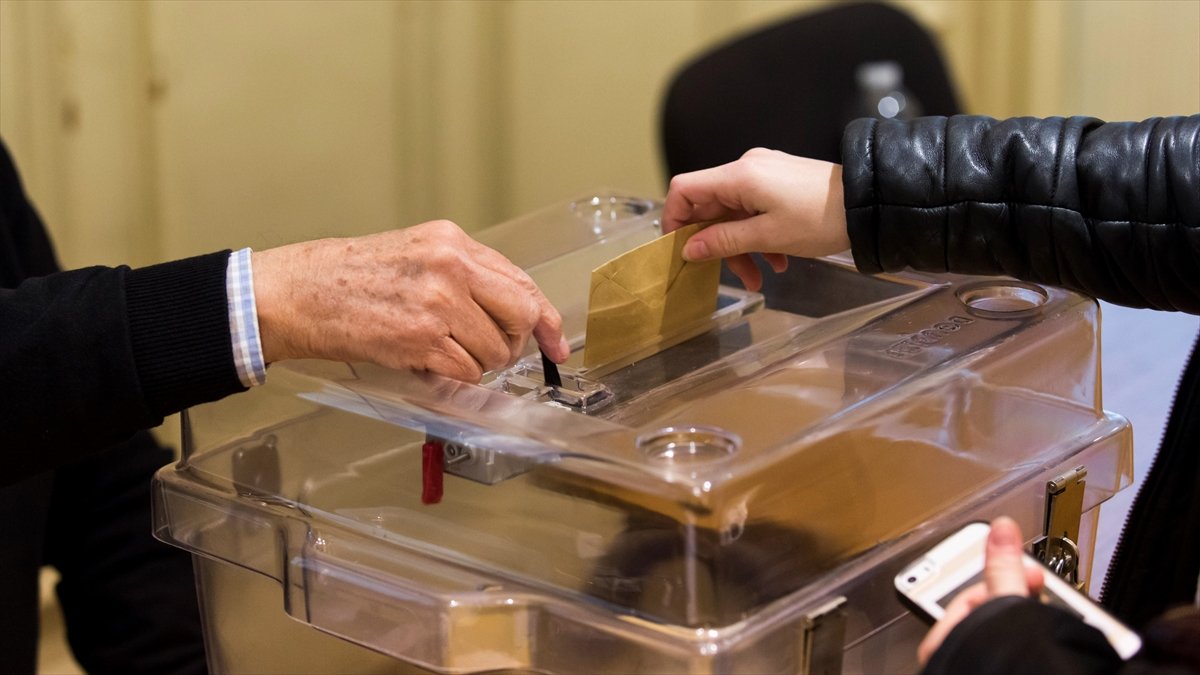 Fransa’da yerel seçimlerin ilk turunda oy verme işlemi başladı Fransa’da yerel seçimlerin ilk turunda oy verme işlemi başladı