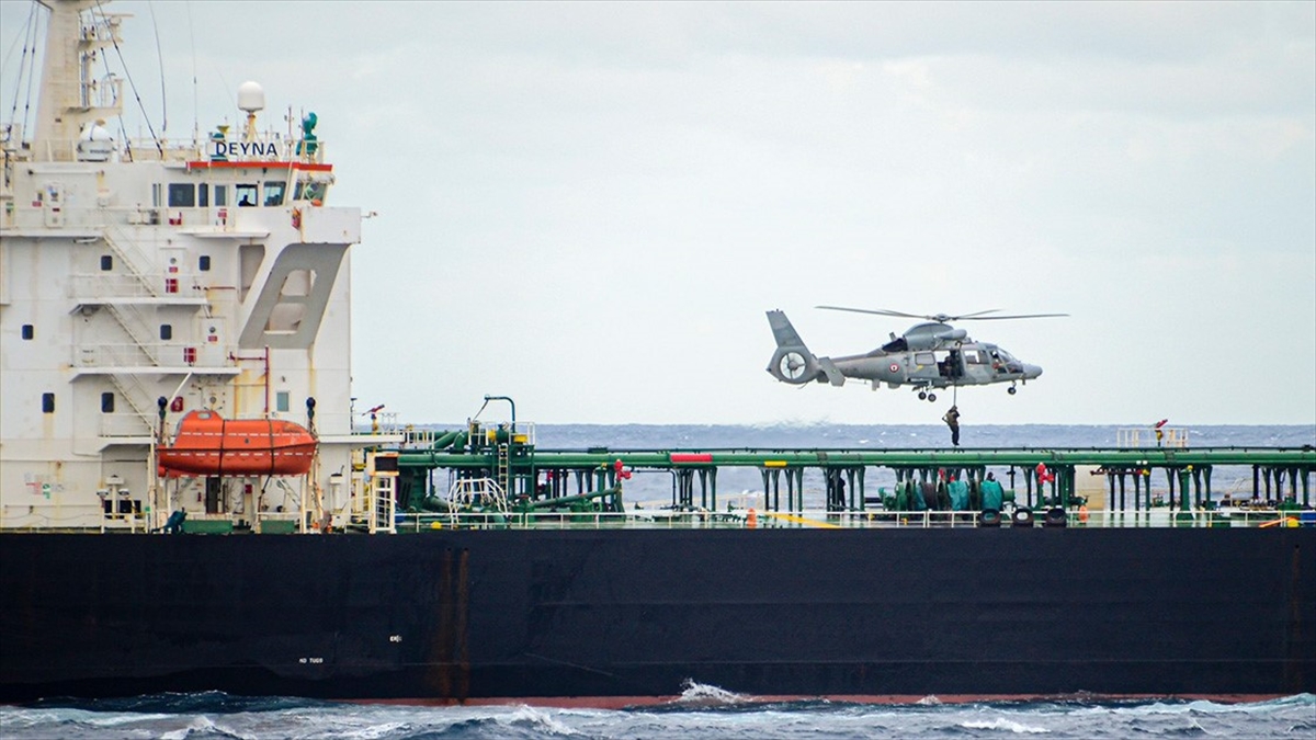 Fransız Donanması, Akdeniz’de Rus “gölge filosuna” ait olduğundan şüphelenilen gemiyi durdurdu