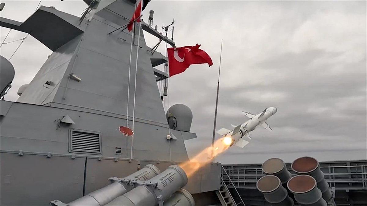 Gemisavar füzesi ATMACA, kara hedefini tam isabetle vurdu