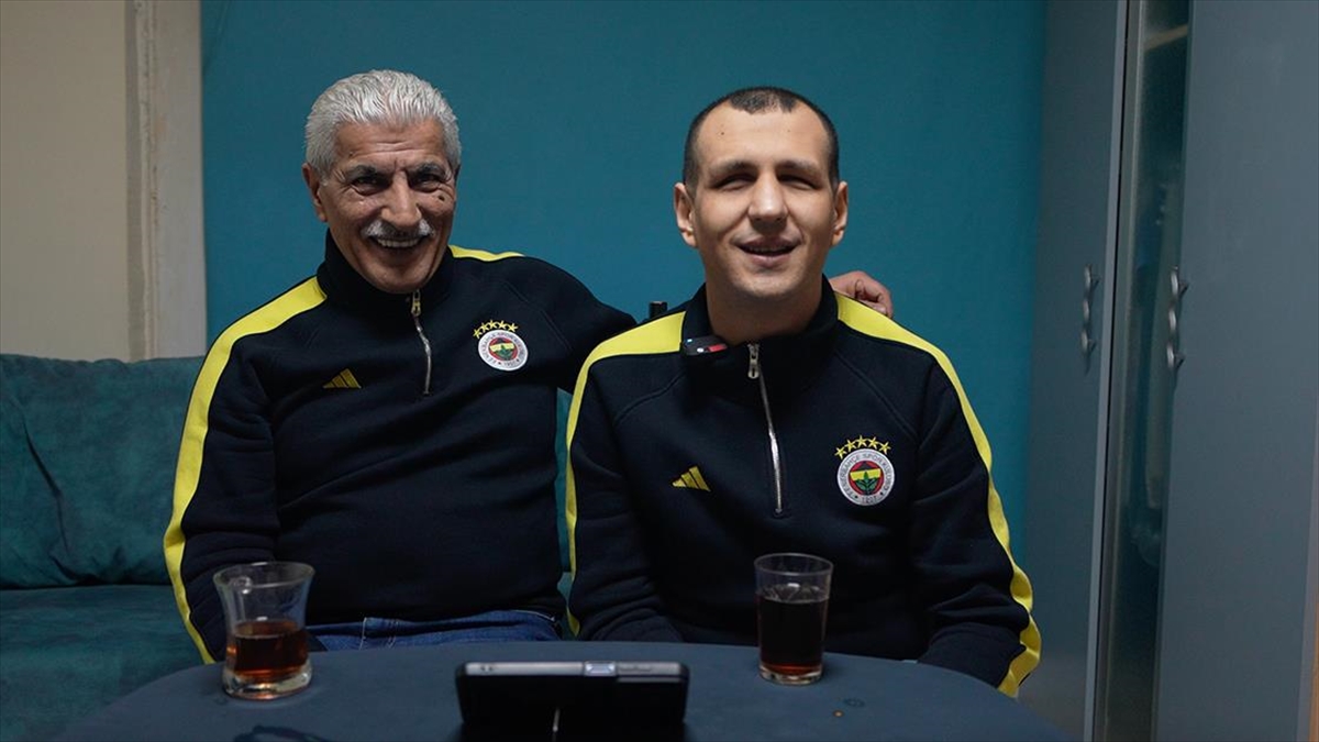 Görme engelli taraftar “Fenerbahçe” sevgisini sosyal medyada yaptığı canlı yayınlarla gösteriyor Görme engelli taraftar “Fenerbahçe” sevgisini sosyal medyada yaptığı canlı yayınlarla gösteriyor