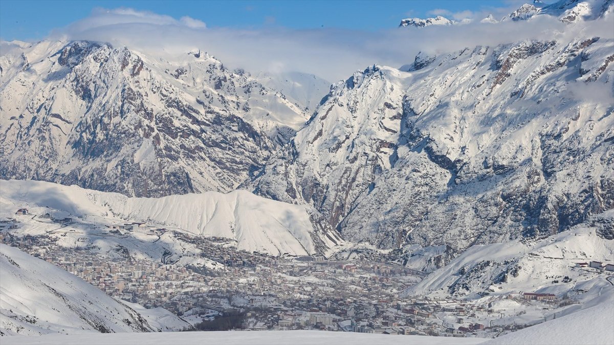 Hakkari’de beyaz örtüyle kaplı dağlardaki kar manzarası dronla görüntülendi