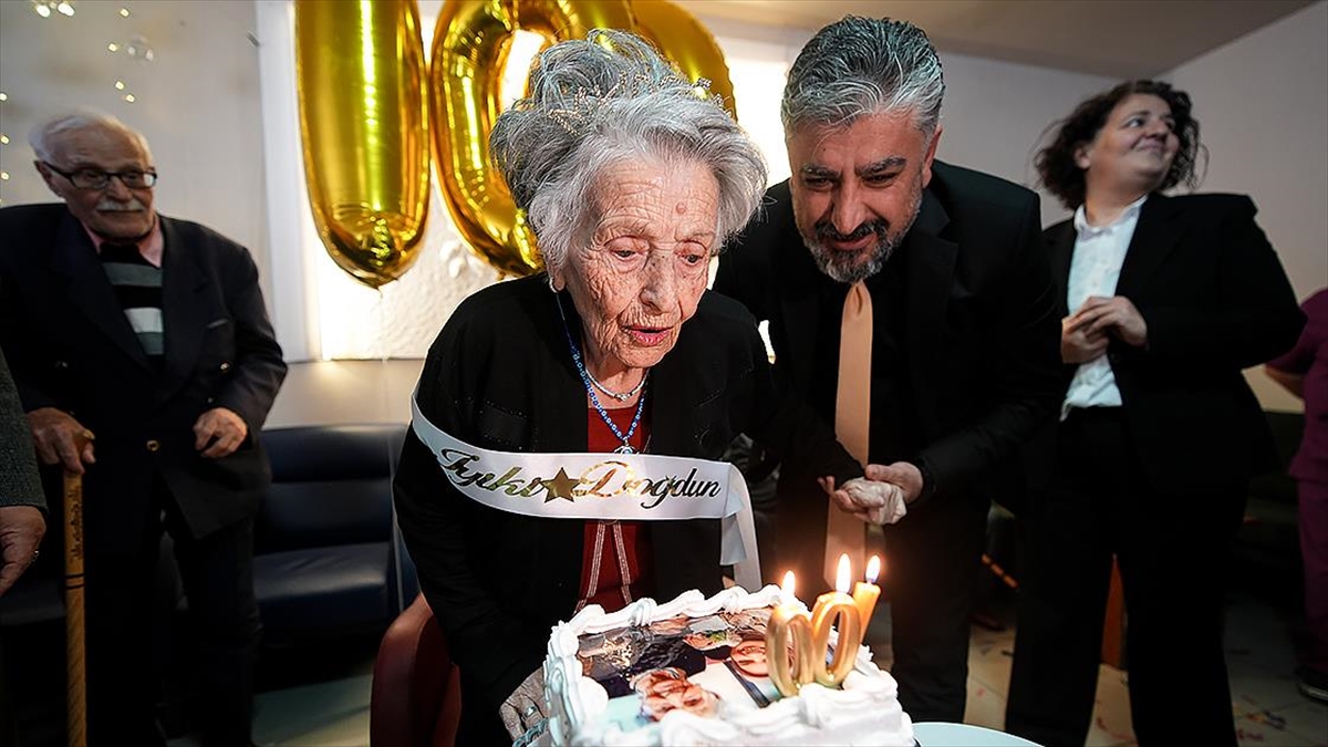 Huzurevi sakini 100. yaş gününü arkadaşları ve torunlarıyla kutladı Huzurevi sakini 100. yaş gününü arkadaşları ve torunlarıyla kutladı
