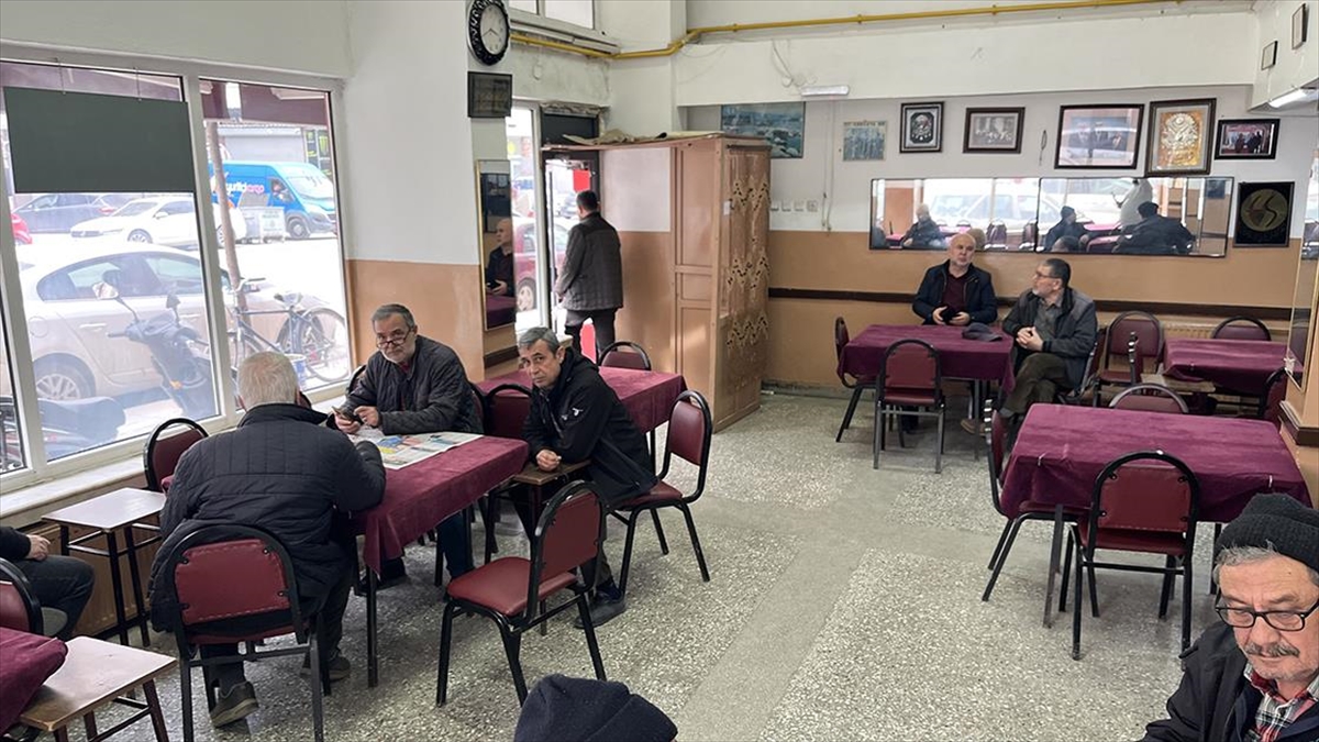 İftara kadar servis yapılmayan kıraathane mahalle sakinlerinin buluşma noktası oluyor İftara kadar servis yapılmayan kıraathane mahalle sakinlerinin buluşma noktası oluyor