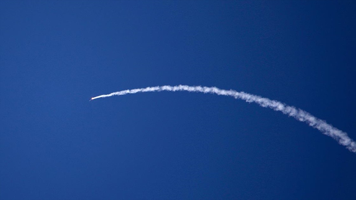 İngiltere, İran’ın, İngiliz askeri üslerinin bulunduğu Kıbrıs Rum kesimine doğru iki füze fırlattığını bildirdi