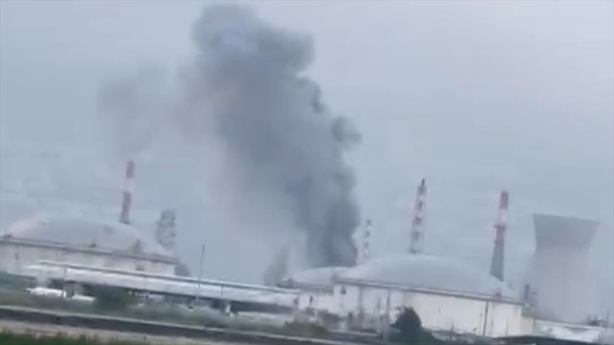 İran’ın hedef aldığı İsrail’in Hayfa kentindeki petrol rafinerisinden siyah dumanlar yükseliyor