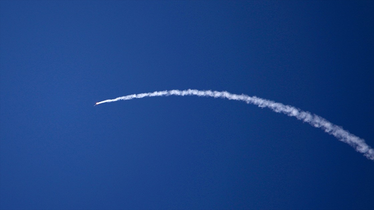 İran’ın misillemesi sırasında Tel Aviv’de gökyüzünden patlama sesleri geldi