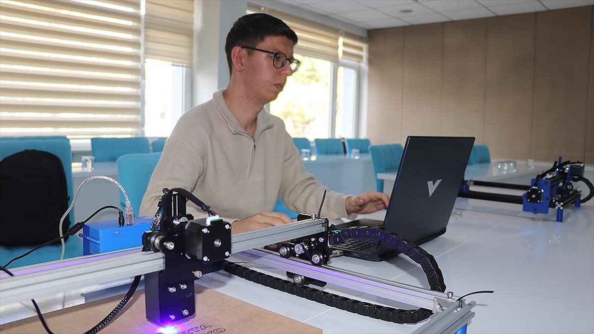 Isparta’da üniversite öğrencisi lazer kesim makinesi geliştirdi