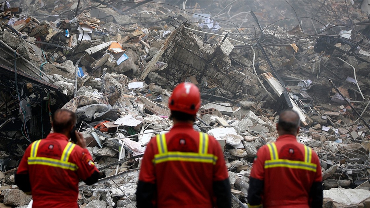 İsrail, İran’ın 3 bölgesine hava saldırılarında askeri altyapı ve tesisleri hedef aldığını iddia etti