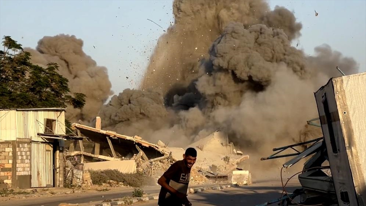 İsrail ordusu ateşkesi ihlal ederek Gazze Şeridi’nin çeşitli bölgelerini bombalamayı sürdürüyor