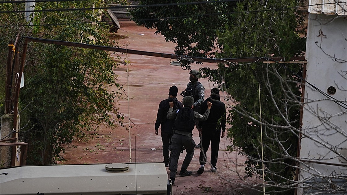 İsrail ordusu, Batı Şeria’da düzenlediği baskınlarda biri kadın 24 Filistinliyi gözaltına aldı