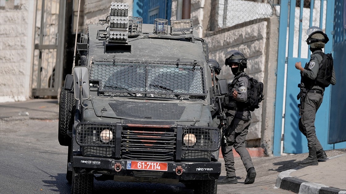 İsrail ordusu, Batı Şeria’daki baskınlarda ikisi kadın 40 Filistinliyi gözaltına aldı