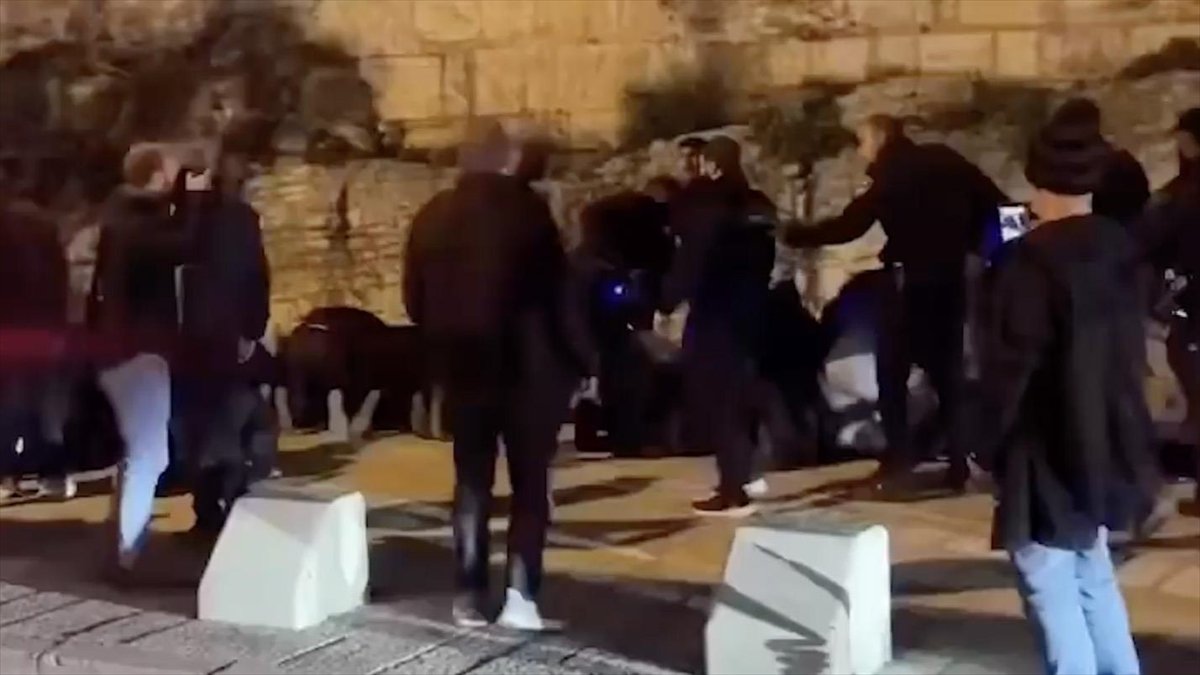 İsrail polisi, Eski Şehir surları önünde teravih kılmak isteyen Filistinlilere saldırdı