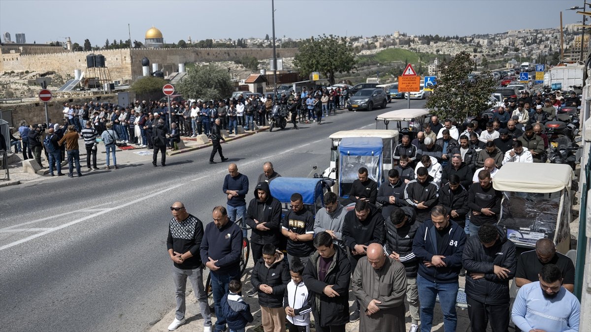 İsrail, ramazanın son cumasında da Mescid-i Aksa’da namaz kılınmasını engelledi