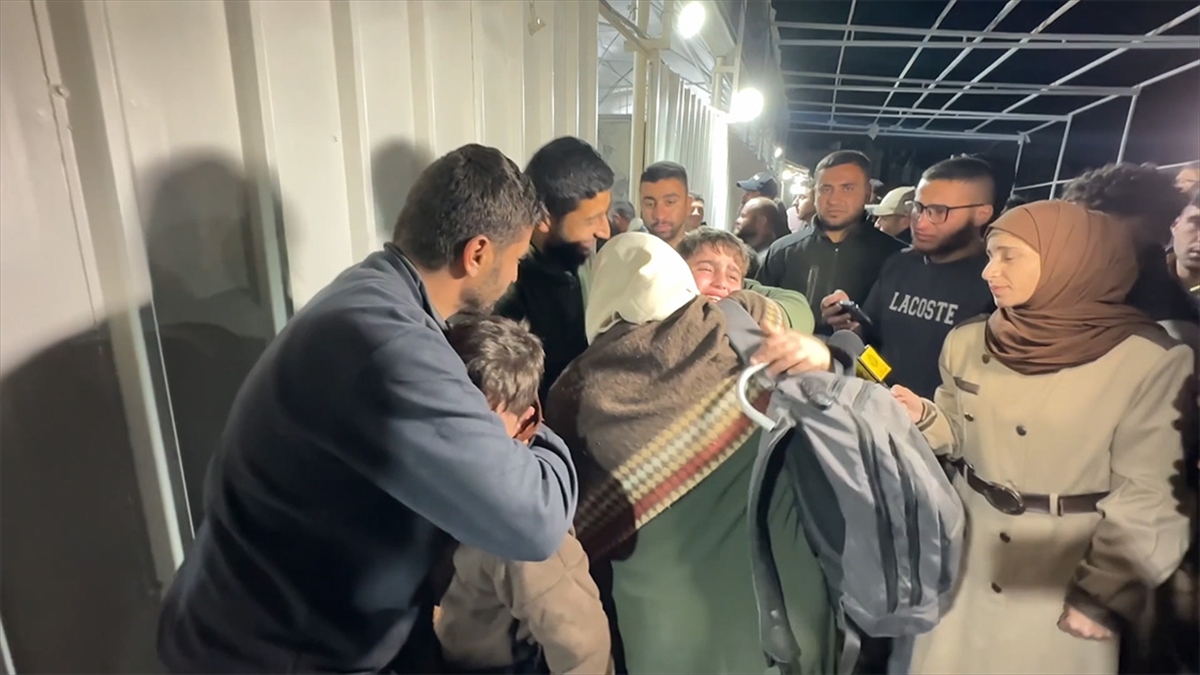 İsrail’in 20 günün ardından kısıtlı şekilde açtığı Refah’tan 28 Filistinli Gazze’ye döndü İsrail’in 20 günün ardından kısıtlı şekilde açtığı Refah’tan 28 Filistinli Gazze’ye döndü