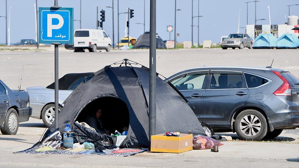 İsrail’in Beyrut’ta halkı yerlerini terk etmeye zorladığı Dahiye’den kaçan aileler, sokaklarda sabahlıyor