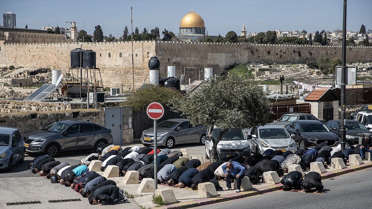 İsrail’in kısıtlamaları nedeniyle Mescid-i Aksa’da cuma namazı sadece vakıf yetkililerince kılındı