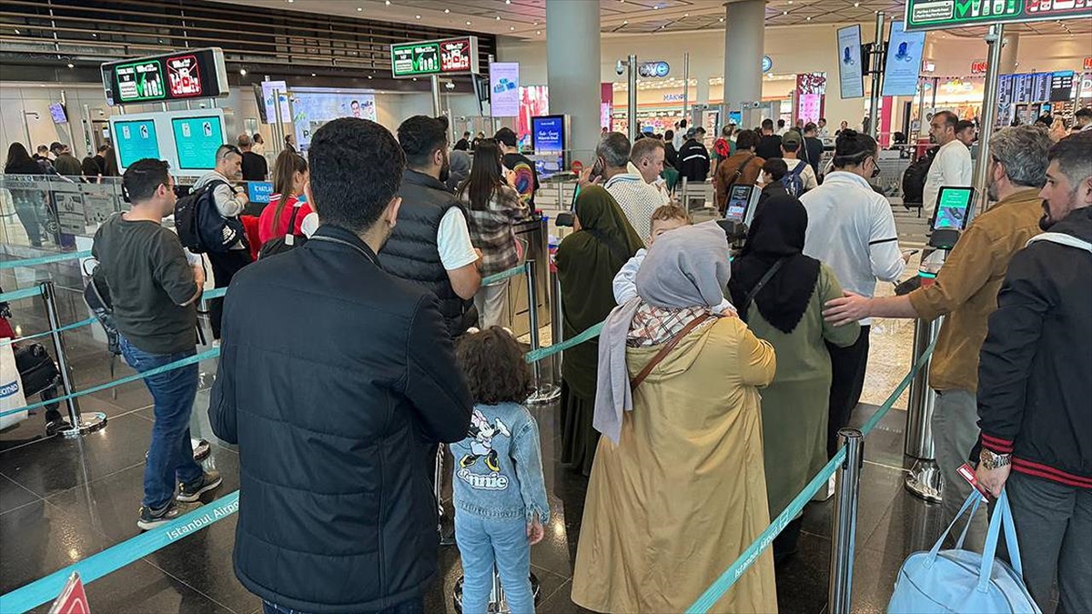 İstanbul havalimanlarında tatil dönüşü yoğunluğu