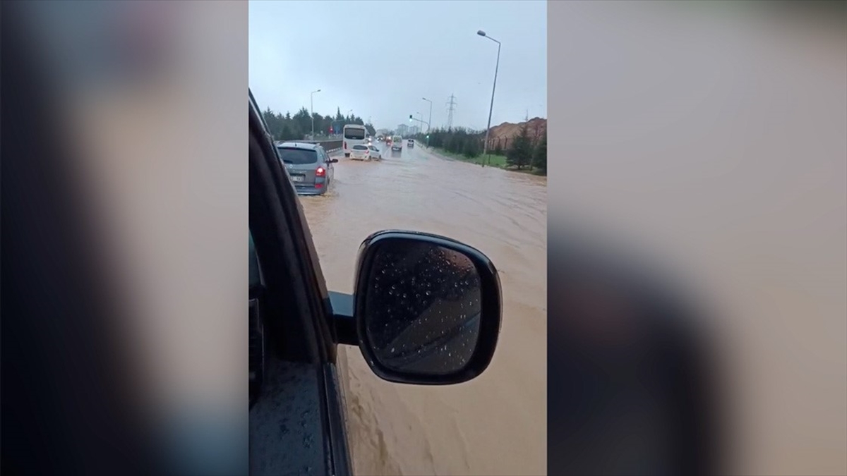 İstanbul’da devam eden sağanak hayatı olumsuz etkiliyor İstanbul’da devam eden sağanak hayatı olumsuz etkiliyor